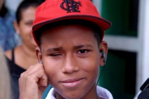 Menino atingido por alicate recebe alta do Hospital de Saracuruna Menino atingido por alicate recebe alta do Hospital de Saracuruna