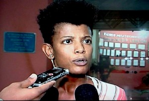 Thalma de Freitas falou que os policiais também revistaram uma garota loira e não a levaram até à delegacia Thalma de Freitas falou que os policiais também revistaram uma garota loira e não a levaram até à delegacia