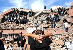 Turquia é abalada com terremodo de 7,2 graus com mais de mil mortos Turquia é abalada com terremodo de 7,2 graus com mais de mil mortos