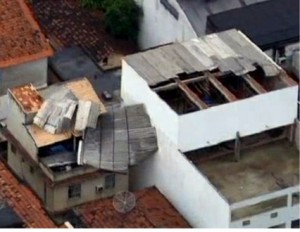 Casas foram destelhadas com a ventania e muitos pontos de alagamentos em todo o Rio de Janeiro Casas foram destelhadas com a ventania e muitos pontos de alagamentos em todo o Rio de Janeiro