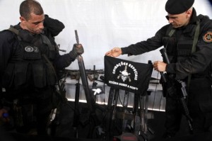 Após três dias da retomada do território, 69 fuzis já foram encontrados pelos agentes Após três dias da retomada do território, 69 fuzis já foram encontrados pelos agentes