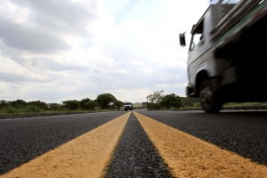 Governo do Estado inaugura primeira estrada de asfalto borracha da América Latina Governo do Estado inaugura primeira estrada de asfalto borracha da América Latina