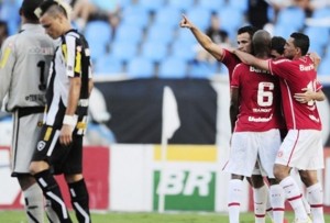 Internacional vence o Botafogo no Engenhão e entra no G5 Internacional vence o Botafogo no Engenhão e entra no G5