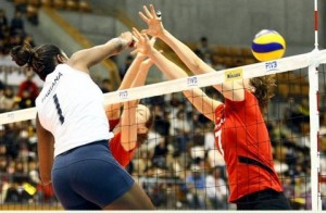 A central Fabiana, escolhida a melhor jogadora em quadra, ataca para superar o bloqueio alemã pela Copa do Mundo de vôlei A central Fabiana, escolhida a melhor jogadora em quadra, ataca para superar o bloqueio alemã pela Copa do Mundo de vôlei