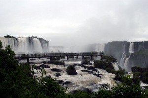 Brasil e Argentina fazem campanha para que Cataratas do Iguaçu entrem na lista das novas Sete Maravilhas da Natureza Brasil e Argentina fazem campanha para que Cataratas do Iguaçu entrem na lista das novas Sete Maravilhas da Natureza