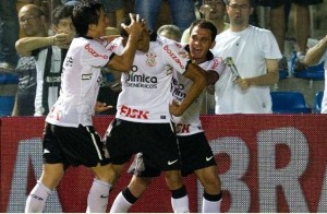 Corinthians vence Ceará e assume liderança isolada a três rodadas do fim do Brasileirão Corinthians vence Ceará e assume liderança isolada a três rodadas do fim do Brasileirão