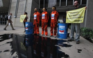 Greenpeace protesta em frente à sede da Chevron, no centro do Rio Greenpeace protesta em frente à sede da Chevron, no centro do Rio