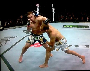 Brasileiro Junior Cigano derruba Cain Velásquez e se torna campeão dos pesados no UFC Brasileiro Junior Cigano derruba Cain Velásquez e se torna campeão dos pesados no UFC