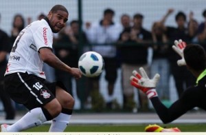 Adriano coloca o Corinthians na liderança isolada com gol contra o Galo Adriano coloca o Corinthians na liderança isolada com gol contra o Galo