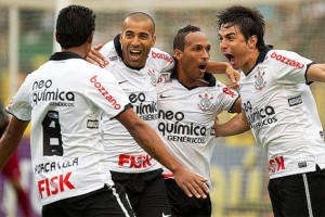 Com início arrasador, Corinthians vence o Furacão e se mantém na liderança Com início arrasador, Corinthians vence o Furacão e se mantém na liderança