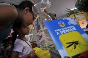 No Distrito Federal, a 3ª Semana de Prevenção da Dengue, que tem ações voltadas para as áreas mais vulneráveis à doença, na Estação Central do metrô, na Rodoviária do Plano Piloto foi instalado um estande onde está sendo realizada uma exposição e distribuição de panfletos com informações sobre criadouros e fases do Aedes aegypti No Distrito Federal, a 3ª Semana de Prevenção da Dengue, que tem ações voltadas para as áreas mais vulneráveis à doença, na Estação Central do metrô, na Rodoviária do Plano Piloto foi instalado um estande onde está sendo realizada uma exposição e distribuição de panfletos com informações sobre criadouros e fases do Aedes aegypti