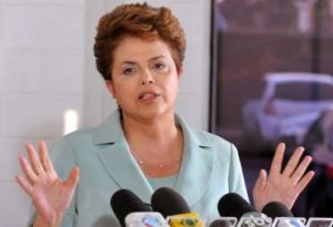 Dilma quer rigor na apuração de vazamento de óleo na Bacia de Campos Dilma quer rigor na apuração de vazamento de óleo na Bacia de Campos