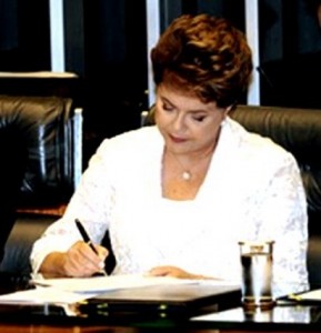 Dilma sanciona lei que cria Comissão da Verdade e a que dá acesso a informações públicas Dilma sanciona lei que cria Comissão da Verdade e a que dá acesso a informações públicas
