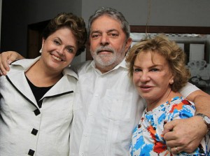 Dilma deixou o prédio pela garagem, em um carro com os vidros abertos, e disse à imprensa que Lula passa bem