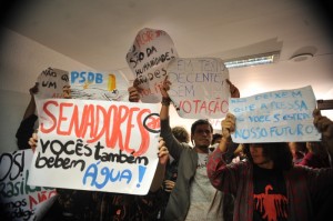 Estudantes protestam contra a aprovação que definiu o texto do novo Código Florestal nas comissões de Agricultura (CRA) e Ciência e Tecnologia (CCT) do Senado Estudantes protestam contra a aprovação que definiu o texto do novo Código Florestal nas comissões de Agricultura (CRA) e Ciência e Tecnologia (CCT) do Senado