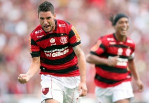 Flamengo goleia o Cruzeiro por 5 a 1 e aproxima da liderança Flamengo goleia o Cruzeiro por 5 a 1 e aproxima da liderança