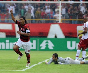 Flamengo vence o Internacional por 1 a 0 com gol de Ronaldinho e na base da raça Flamengo vence o Internacional por 1 a 0 com gol de Ronaldinho e na base da raça