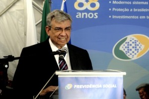 Ministro da Previdência vai à Justiça contra quem provocou acidente Ministro da Previdência vai à Justiça contra quem provocou acidente