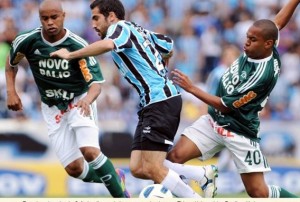 Grêmio e Palmeiras empatam com gol no final do jogo Grêmio e Palmeiras empatam com gol no final do jogo
