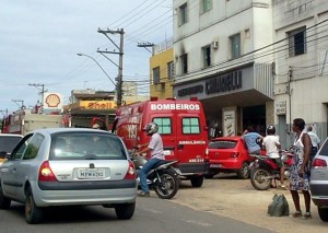 Uma geladeira na cozinha pegou fogo e Bombeiros compareceram ao local em Itaperuna Uma geladeira na cozinha pegou fogo e Bombeiros compareceram ao local em Itaperuna