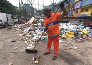 Prefeitura recolhe mais 147 toneladas de lixo na Rocinha e Vidigal Prefeitura recolhe mais 147 toneladas de lixo na Rocinha e Vidigal