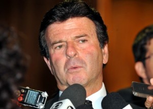 O ministro do Supremo Tribunal Federal, Luiz Fux, relator da Lei da Ficha Limpa, fala à imprensa após reunião com uma comitiva de entidades da sociedade civil, sobre constitucionalidade da Lei da Ficha Limpa O ministro do Supremo Tribunal Federal, Luiz Fux, relator da Lei da Ficha Limpa, fala à imprensa após reunião com uma comitiva de entidades da sociedade civil, sobre constitucionalidade da Lei da Ficha Limpa