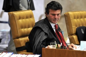 Luiz Fux vota pela validade da Lei da Ficha Limpa e pedido de vista interrompe julgamento Luiz Fux vota pela validade da Lei da Ficha Limpa e pedido de vista interrompe julgamento