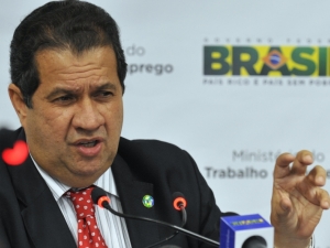 Lupi diz que não compactua com corrupção e que vai se defender de denúncias feitas por revista Lupi diz que não compactua com corrupção e que vai se defender de denúncias feitas por revista