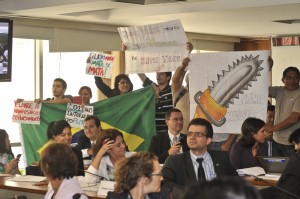Manifestantes contra as mudanças no Código Florestal protestam durante sessão da Comissão de Meio Ambiente do Senado destinada a votar os destaques apresentados ao novo Código Florestal Brasileiro. Eles são contra o recuo do texto, que acatou emendas da bancada ruralista. Com cartazes contendo os dizeres "Jorge Viana trocou Chico Mendes por Kátia Abreu" e "Não queremos moldura verde no Código Florestal", os manifestantes foram retirados do plenário da Comissão. Manifestantes contra as mudanças no Código Florestal protestam durante sessão da Comissão de Meio Ambiente do Senado destinada a votar os destaques apresentados ao novo Código Florestal Brasileiro. Eles são contra o recuo do texto, que acatou emendas da bancada ruralista. Com cartazes contendo os dizeres "Jorge Viana trocou Chico Mendes por Kátia Abreu" e "Não queremos moldura verde no Código Florestal", os manifestantes foram retirados do plenário da Comissão.