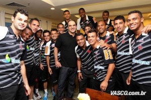 Ricardo Gomes visita os jogadores do Vasco antes da partida Ricardo Gomes visita os jogadores do Vasco antes da partida
