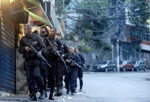 Ocupação por tropas da polícia do Rio de Janeiro já localizou várias armas deixadas às preças pelos traficantes Ocupação por tropas da polícia do Rio de Janeiro já localizou várias armas deixadas às preças pelos traficantes