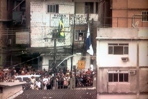 Bandeiras no alto da Rocinha marcam controle de forças policiais Bandeiras no alto da Rocinha marcam controle de forças policiais