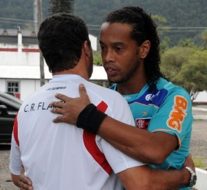 Ronaldinho é punido com apenas um jogo e enfrentará o Cruzeiro neste domingo Ronaldinho é punido com apenas um jogo e enfrentará o Cruzeiro neste domingo