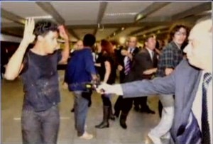 Presidente do Senado manda afastar policial legislativo que usou pistola paralisante em estudante Presidente do Senado manda afastar policial legislativo que usou pistola paralisante em estudante