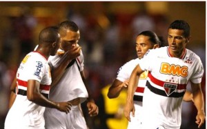 São Paulo vence o Avaí com gols de Luis Fabiano São Paulo vence o Avaí com gols de Luis Fabiano