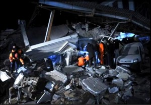 Pelo menos 25 edifícios desabaram em terremoto de 5,7 no leste da Turquia Pelo menos 25 edifícios desabaram em terremoto de 5,7 no leste da Turquia