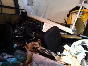 O prédio ficou com seu interior todo revirado e objetos destruídos pelos estudantes O prédio ficou com seu interior todo revirado e objetos destruídos pelos estudantes