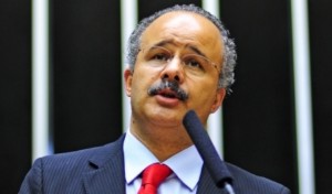 Vicente Cândido (PT-SP), relator da Lei Geral da Copa, quer mudar Estatuto do Torcedor para liberar definitivamente venda de cerveja em estádios Vicente Cândido (PT-SP), relator da Lei Geral da Copa, quer mudar Estatuto do Torcedor para liberar definitivamente venda de cerveja em estádios