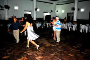 Casais se divertiram ao som de Duda Garcia Casais se divertiram ao som de Duda Garcia