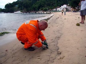 Parte do óleo que vazou do navio na última sexta-feira atingiu a praia do Bomfim, em Angra dos Reis Parte do óleo que vazou do navio na última sexta-feira atingiu a praia do Bomfim, em Angra dos Reis