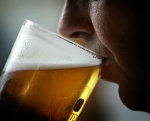 Subcomissão sugere proibir propaganda e aumentar impostos de bebidas alcoólicas para diminuir consumo de drogas lícitas Subcomissão sugere proibir propaganda e aumentar impostos de bebidas alcoólicas para diminuir consumo de drogas lícitas