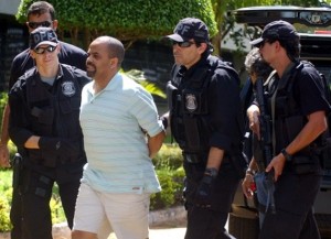 Policiais analisaram manuscritos do traficante Luiz Fernando da Costa, o Fernandinho Beira Mar, apreendidos durante a ocupação do Complexo do Alemão Policiais analisaram manuscritos do traficante Luiz Fernando da Costa, o Fernandinho Beira Mar, apreendidos durante a ocupação do Complexo do Alemão