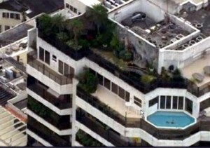 A polícia esteve numa cobertura, na Avenida Atlântica, em Copacabana, na Zona Sul do Rio, os agentes desceram de rapel do helicóptero da Polícia Civil A polícia esteve numa cobertura, na Avenida Atlântica, em Copacabana, na Zona Sul do Rio, os agentes desceram de rapel do helicóptero da Polícia Civil