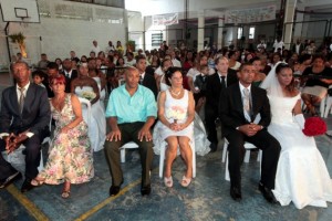 Casamento comunitário reúne 20 casais do Morro dos Macacos Casamento comunitário reúne 20 casais do Morro dos Macacos