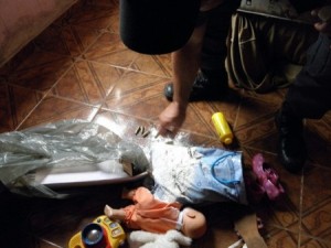 Droga encontrada dentro da fralda de bebê pela polícia de Campos Droga encontrada dentro da fralda de bebê pela polícia de Campos