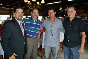 O prefeito de Itaperuna, Fernando Paulada, junto ao Pr. Gessy Frutuoso, seu filho Marcelo e Sérgio Martins O prefeito de Itaperuna, Fernando Paulada, junto ao Pr. Gessy Frutuoso, seu filho Marcelo e Sérgio Martins