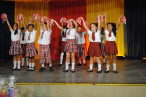 Os alunos sob orientação de suas professoras realizaram uma apresentação muitas coreografias Os alunos sob orientação de suas professoras realizaram uma apresentação muitas coreografias