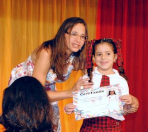 Cada aluno recebeu o seu certificado de conclusão do curso pela mão de sua professora Cada aluno recebeu o seu certificado de conclusão do curso pela mão de sua professora