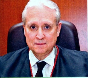 O Desembargador Gilberto Dutra Moreira decidiu que a mulher tem que pagar R$ 10 mil por enganar namorado sobre paternidade do filho O Desembargador Gilberto Dutra Moreira decidiu que a mulher tem que pagar R$ 10 mil por enganar namorado sobre paternidade do filho