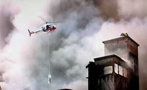Um helicóptero foi usado para ajudar a retirar os moradores do local Um helicóptero foi usado para ajudar a retirar os moradores do local